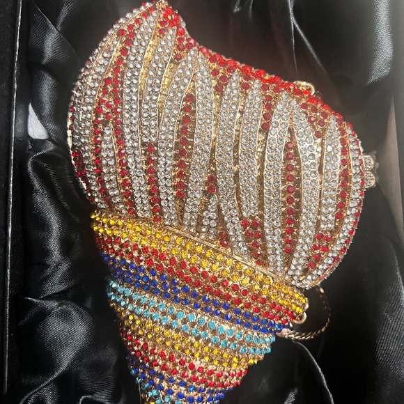 Seashell Shaped Luxury Crystal Clutch Purse - Picture 5 of 10